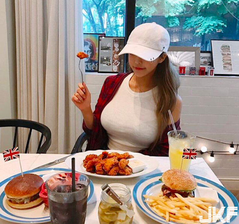 好巨大！餐廳巧遇「白皙爆乳妹」衣服都快撐破了！超害羞「透視畫面」真的好邪惡喔…