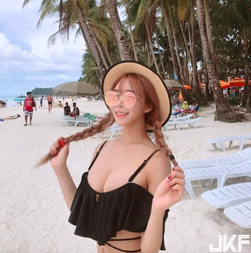 好巨大！餐廳巧遇「白皙爆乳妹」衣服都快撐破了！超害羞「透視畫面」真的好邪惡喔…