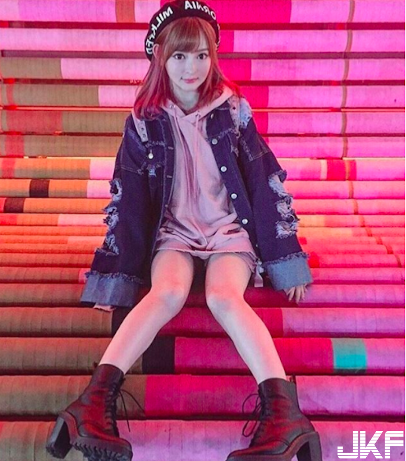 大眼萌妹子「胸前會放電」！前置車頭燈「圓圓滿滿」！裙下陰影更不得了啊！