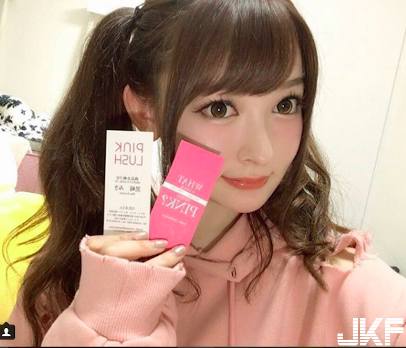 大眼萌妹子「胸前會放電」！前置車頭燈「圓圓滿滿」！裙下陰影更不得了啊！