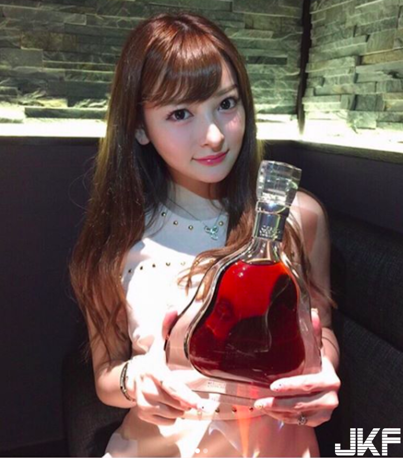 大眼萌妹子「胸前會放電」！前置車頭燈「圓圓滿滿」！裙下陰影更不得了啊！