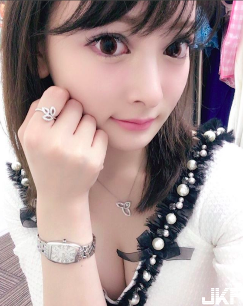 大眼萌妹子「胸前會放電」！前置車頭燈「圓圓滿滿」！裙下陰影更不得了啊！