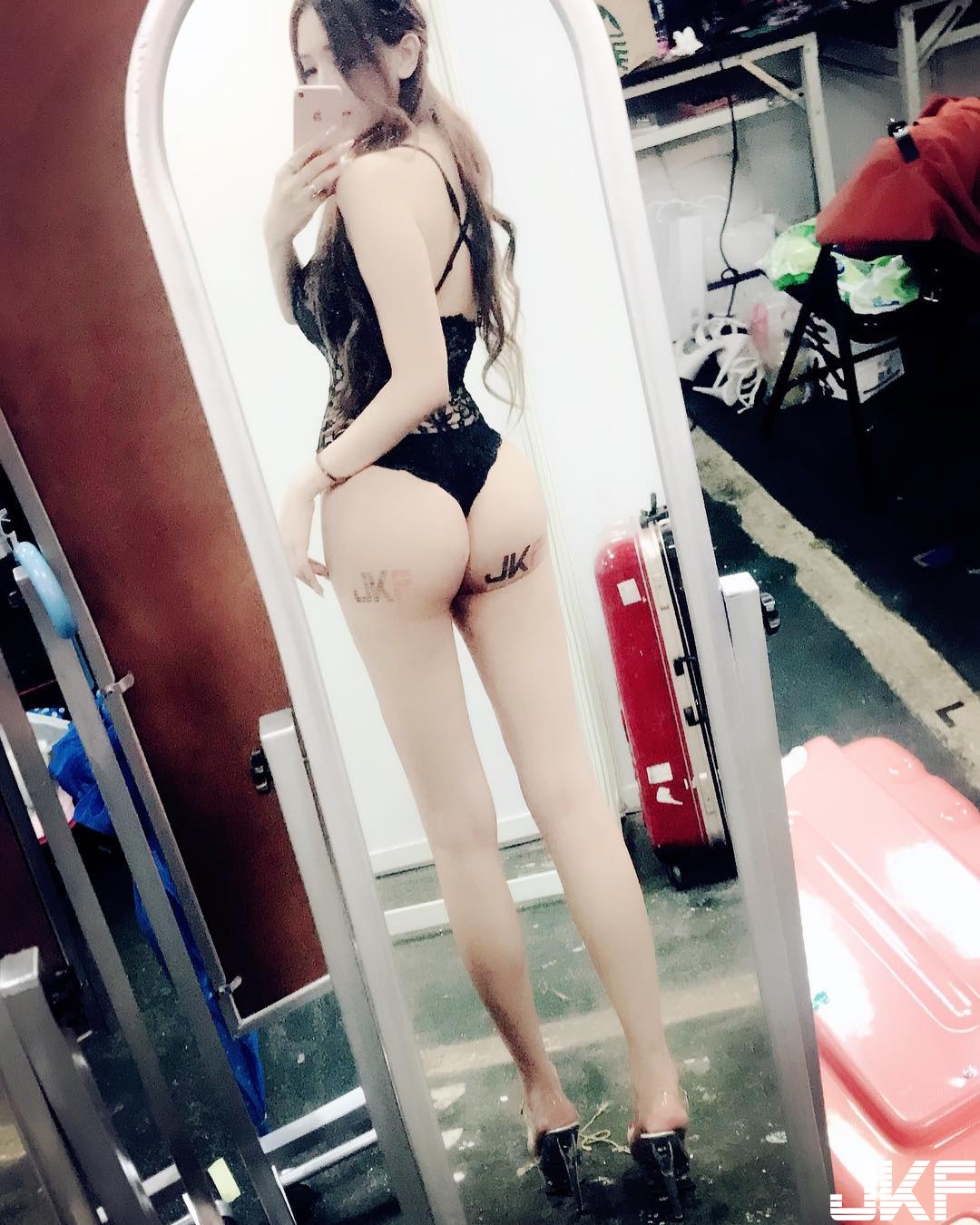 氣質「長腿名媛」爆乳做公益！上衣被剪洞　白皙「渾圓乳球」全露出！