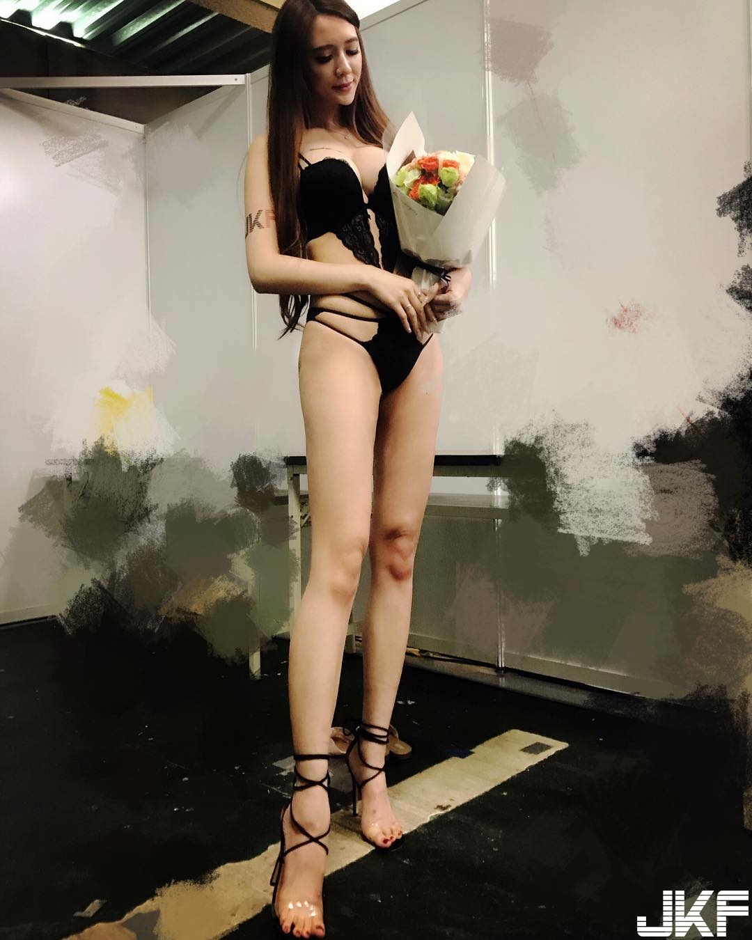 氣質「長腿名媛」爆乳做公益！上衣被剪洞　白皙「渾圓乳球」全露出！