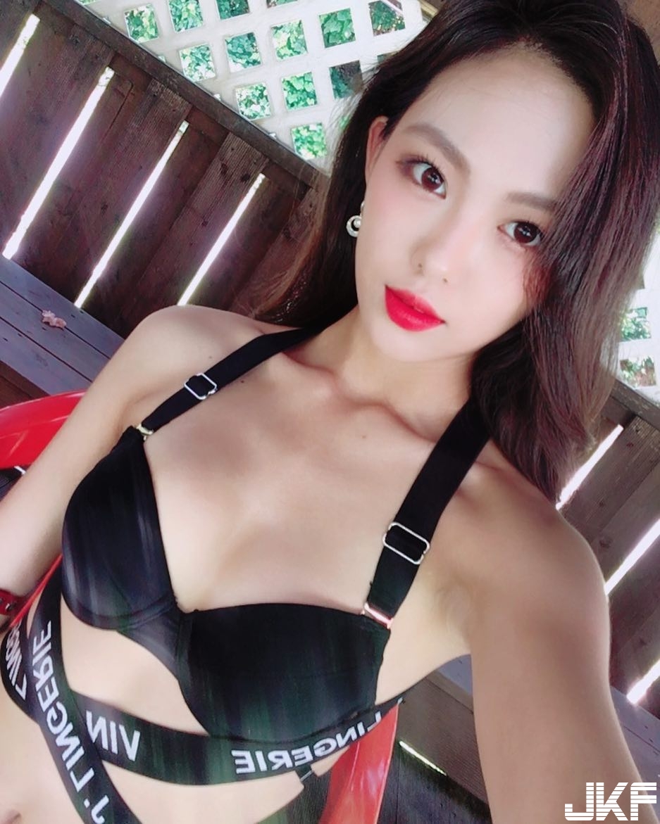 大飽眼福！妹子深V大爆胸前飽滿圓乳！「過人乳量」塞滿塞好電腦螢幕…