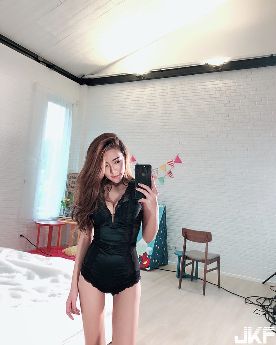 美乳正妹海邊大曬「白嫩奶球」！渾圓飽滿攻擊力太強！來場沙灘排球吧&#8230;