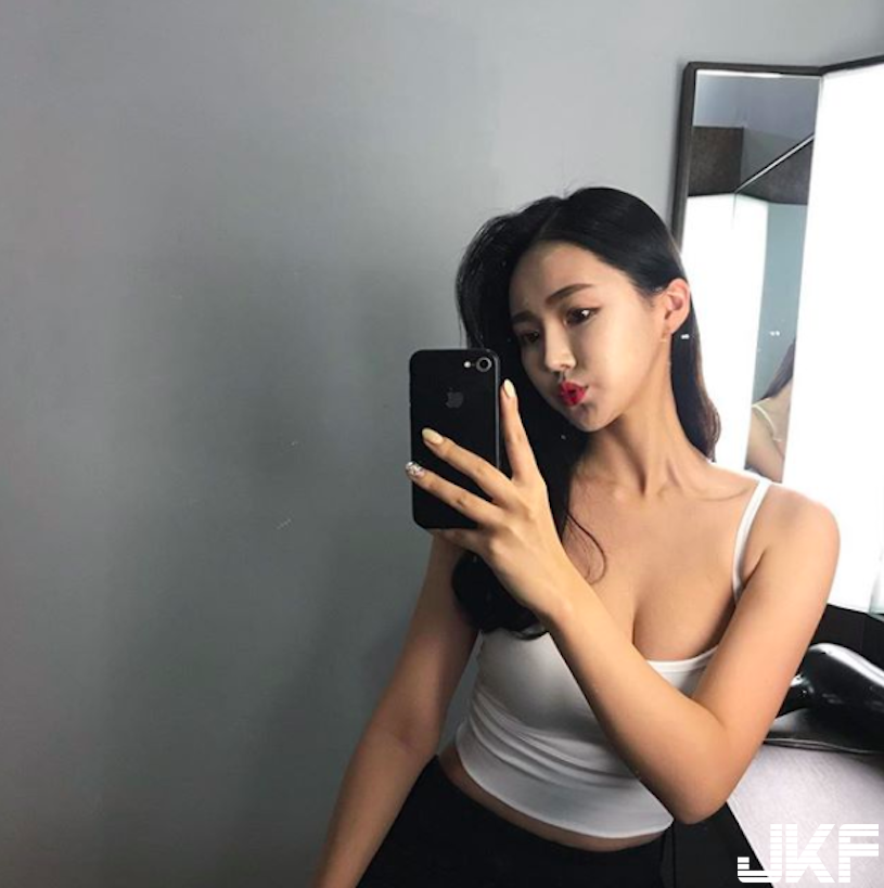 好誘惑！白皙大奶妹「極品水蛇腰」真的好犯規！超邪惡「深夜自拍」乳量整個炸出來…