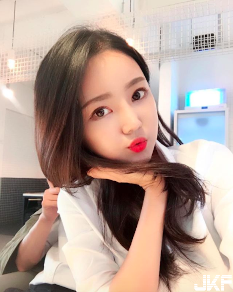 好誘惑！白皙大奶妹「極品水蛇腰」真的好犯規！超邪惡「深夜自拍」乳量整個炸出來…