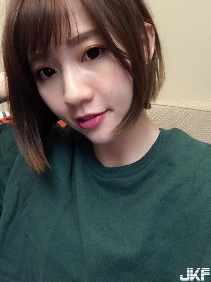 俏臀正妹飯店自拍「性感泳裝」，迷人臀線讓人招架不住！好想下水跟她一起玩！
