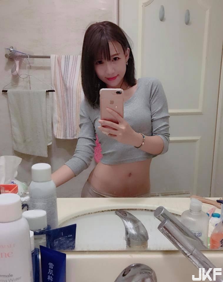 俏臀正妹飯店自拍「性感泳裝」，迷人臀線讓人招架不住！好想下水跟她一起玩！