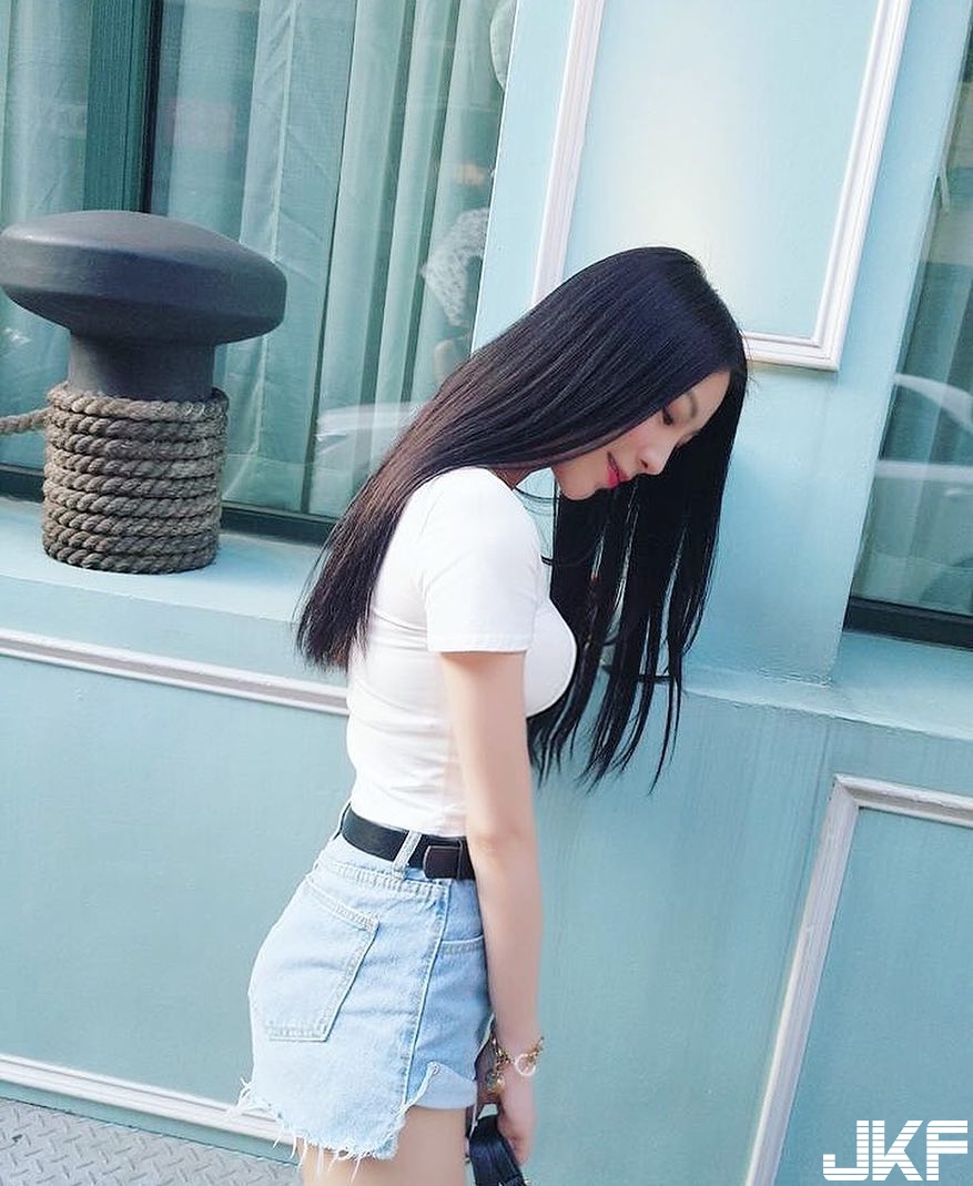 豪乳來襲！美乳正妹試衣間「大爆乳」，比基尼渾圓形狀好邪惡！