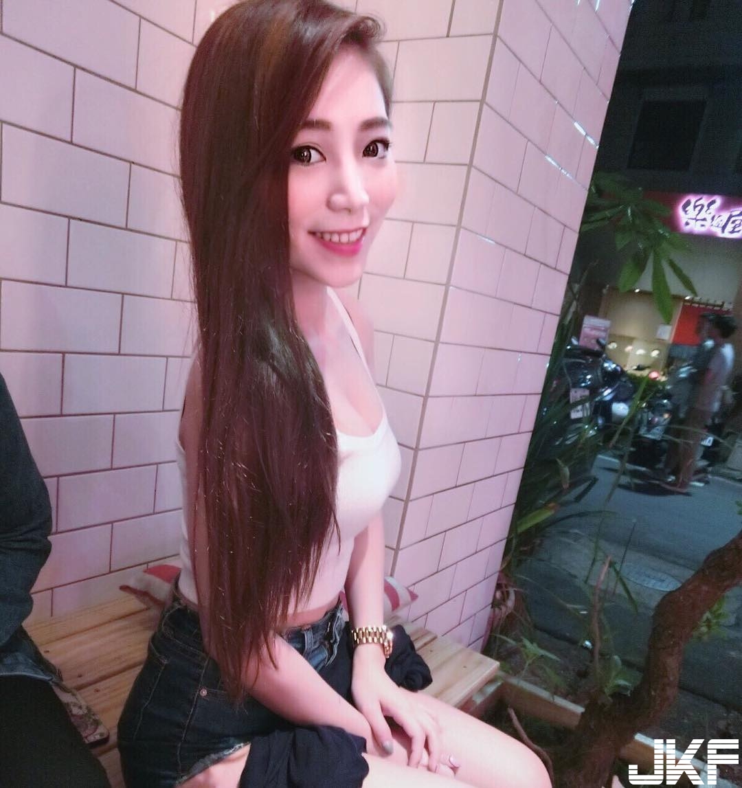 豪乳來襲！美乳正妹試衣間「大爆乳」，比基尼渾圓形狀好邪惡！