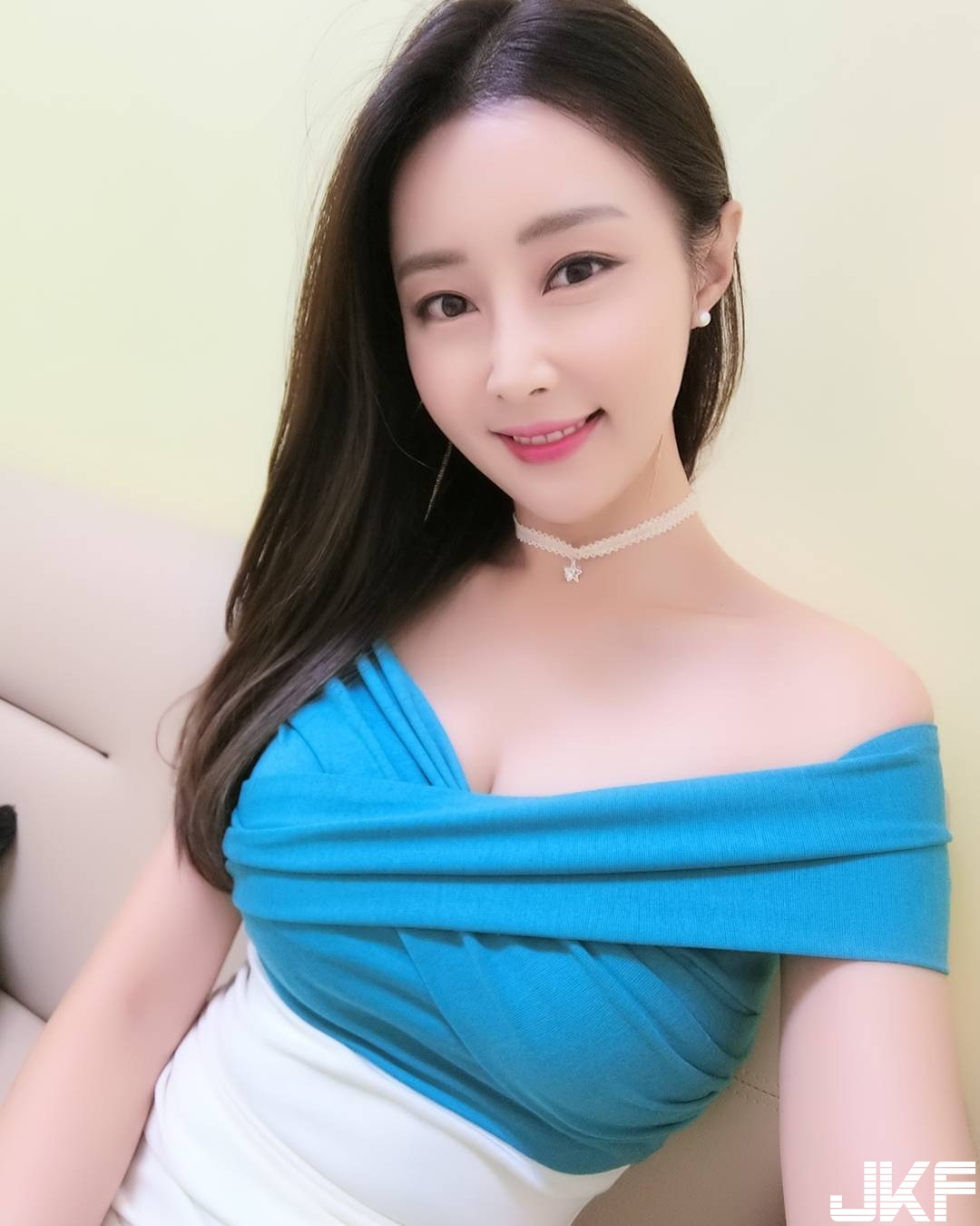 好胸！姐姐「爆乳攻勢」快撐破貼身上衣，飽滿圓潤「乳形狀」邪惡露出！