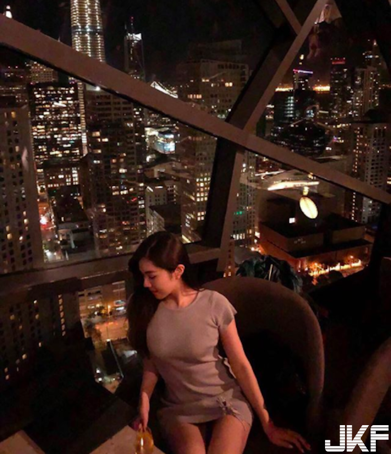 度假驚見「低胸洋裝妹」！深Ｖ開口「半乳外露」！渾圓美景讓整船遊客都受不了啦！