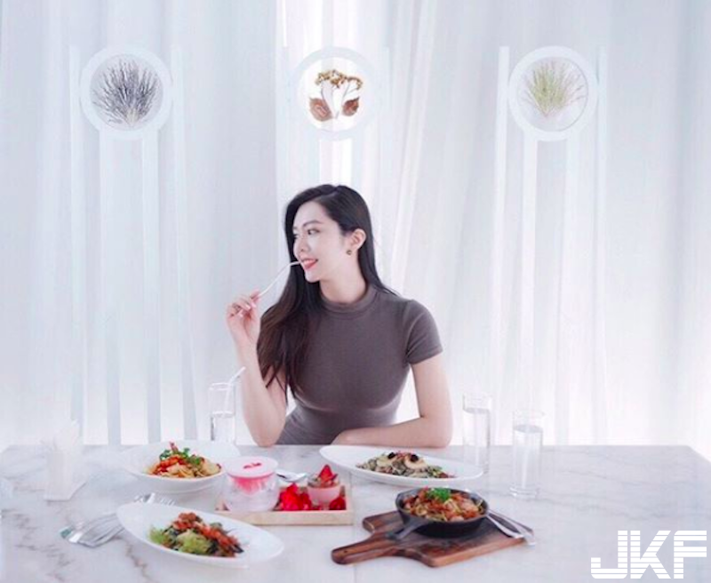 度假驚見「低胸洋裝妹」！深Ｖ開口「半乳外露」！渾圓美景讓整船遊客都受不了啦！