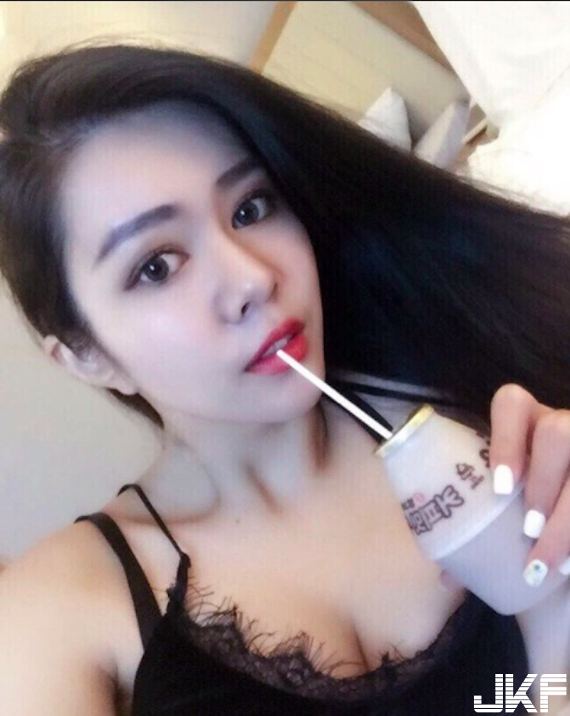 度假驚見「低胸洋裝妹」！深Ｖ開口「半乳外露」！渾圓美景讓整船遊客都受不了啦！