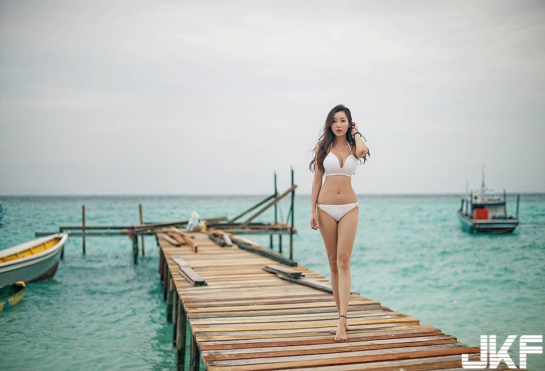 太銷魂！性感正妹裸身獻出「圓潤乳形狀」，上帝視角讓人鼻血止不住…
