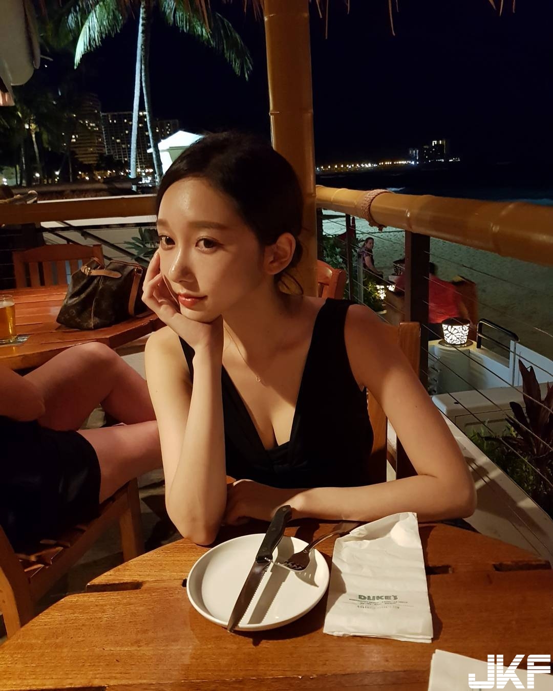妹子深V夾擊「白嫩大肉包」快要掉出來… 「銷魂畫面」讓人受不了！