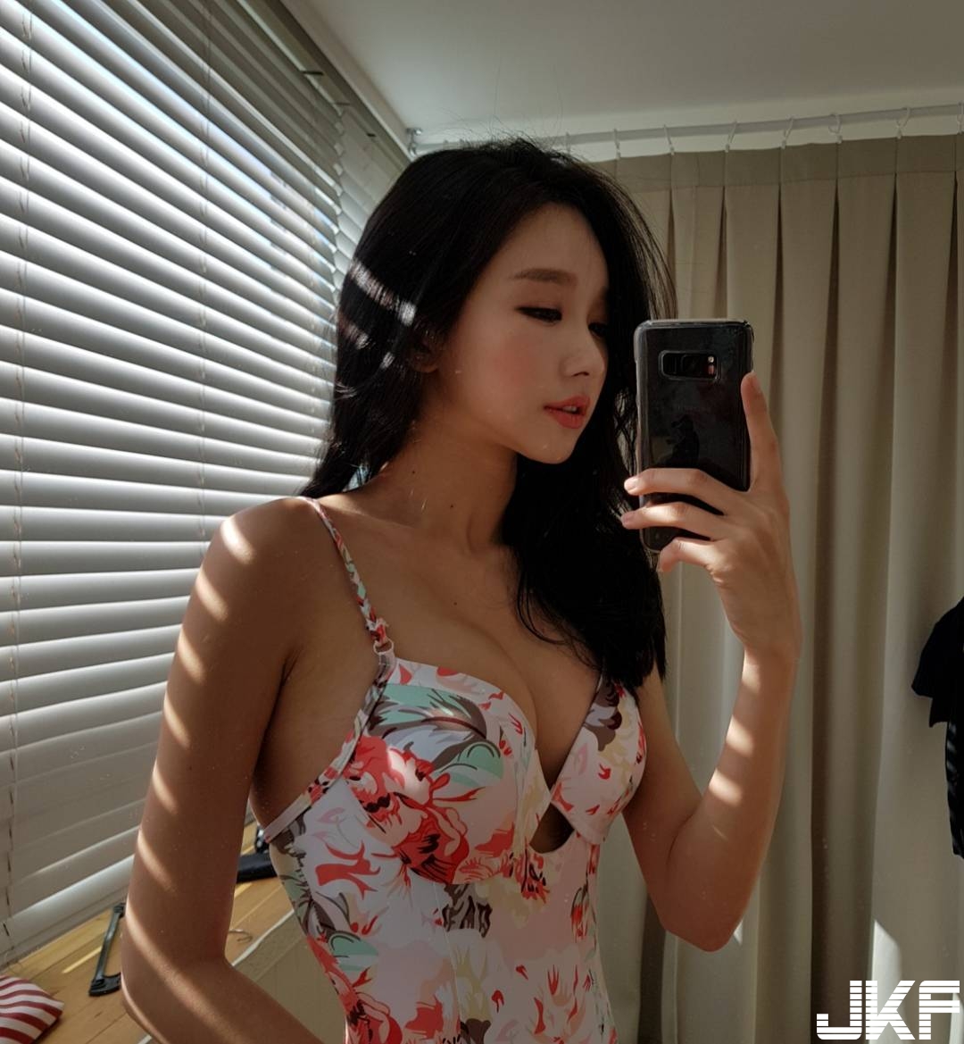 妹子深V夾擊「白嫩大肉包」快要掉出來… 「銷魂畫面」讓人受不了！