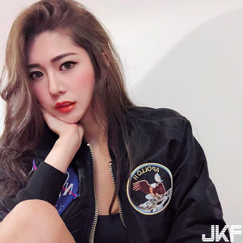 大片肉色！台灣「大奶正妹」衣服滑下來！「美乳深溝」快彈出來啦！