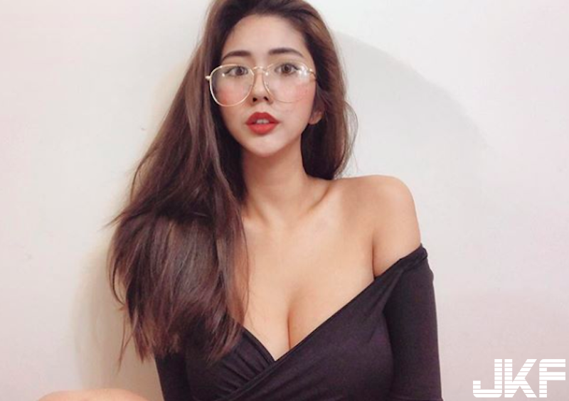大片肉色！台灣「大奶正妹」衣服滑下來！「美乳深溝」快彈出來啦！