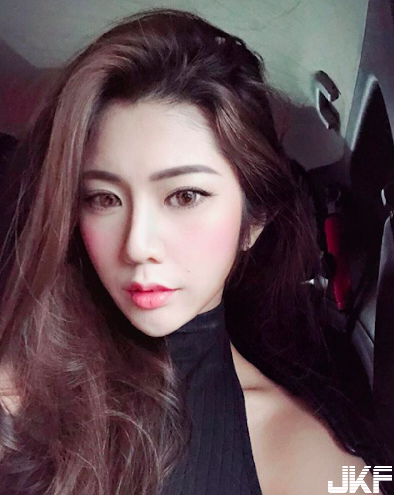 大片肉色！台灣「大奶正妹」衣服滑下來！「美乳深溝」快彈出來啦！