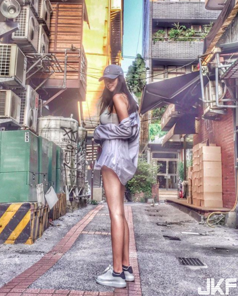大片肉色！台灣「大奶正妹」衣服滑下來！「美乳深溝」快彈出來啦！