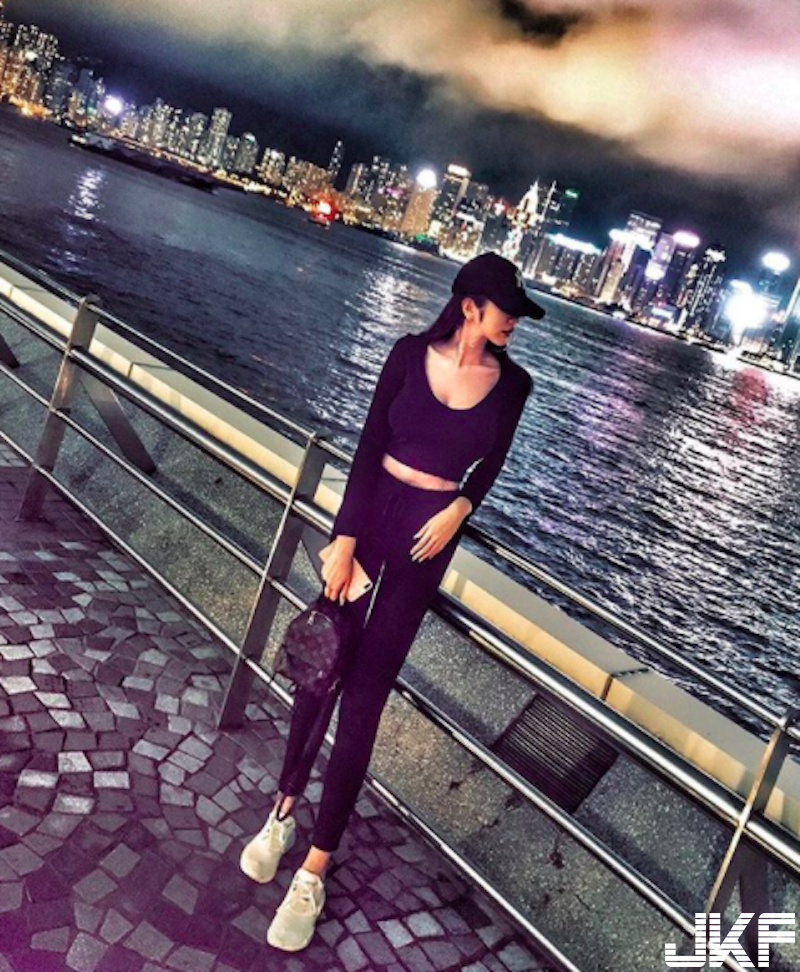 大片肉色！台灣「大奶正妹」衣服滑下來！「美乳深溝」快彈出來啦！