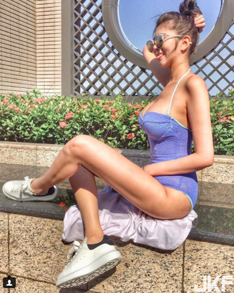 大片肉色！台灣「大奶正妹」衣服滑下來！「美乳深溝」快彈出來啦！
