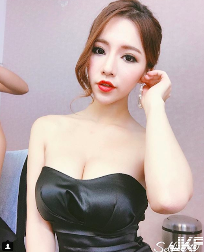 白皙大奶妹「超兇猛自拍」，單薄睡衣撐不住「渾圓八字奶」，溢出畫面實在太養眼！