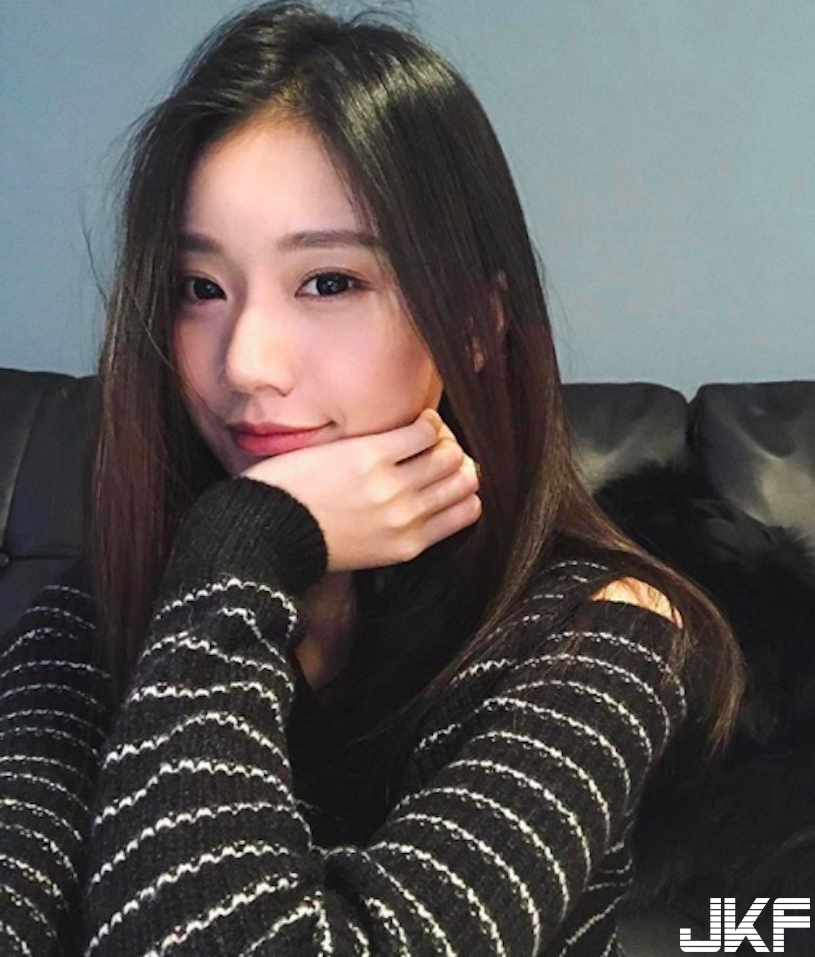 清新正妹「氣質爆表」！性感美肩超誘人，白皙美腿也辣翻了！