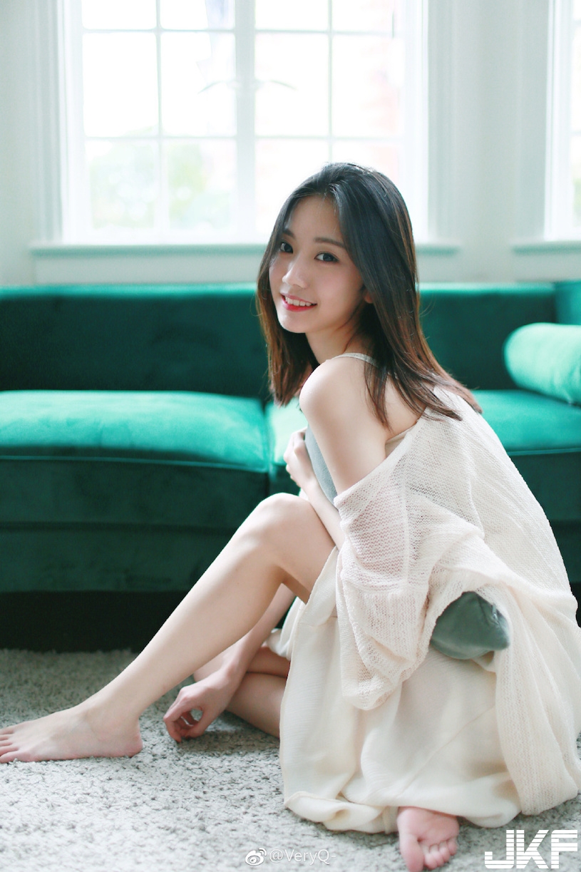 清新正妹「氣質爆表」！性感美肩超誘人，白皙美腿也辣翻了！