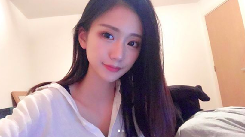 清新正妹「氣質爆表」！性感美肩超誘人，白皙美腿也辣翻了！