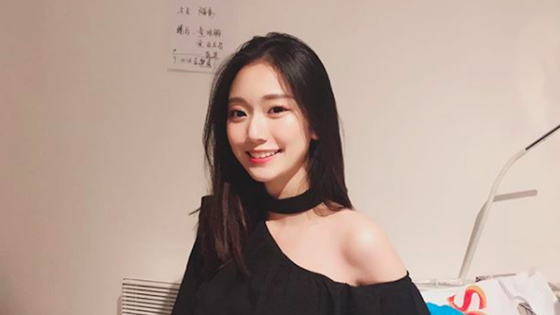 清新正妹「氣質爆表」！性感美肩超誘人，白皙美腿也辣翻了！