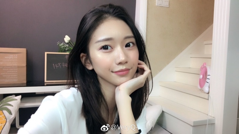 清新正妹「氣質爆表」！性感美肩超誘人，白皙美腿也辣翻了！