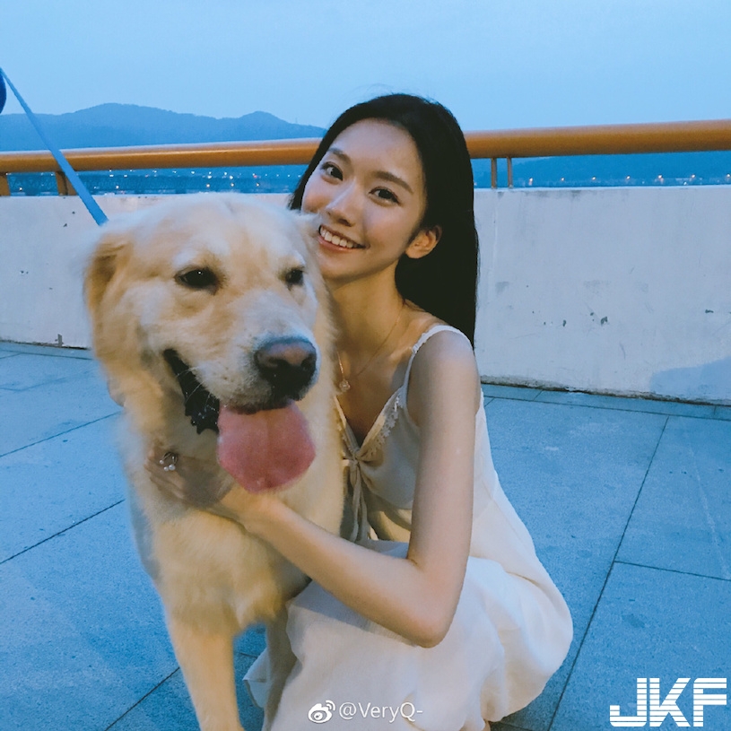 清新正妹「氣質爆表」！性感美肩超誘人，白皙美腿也辣翻了！