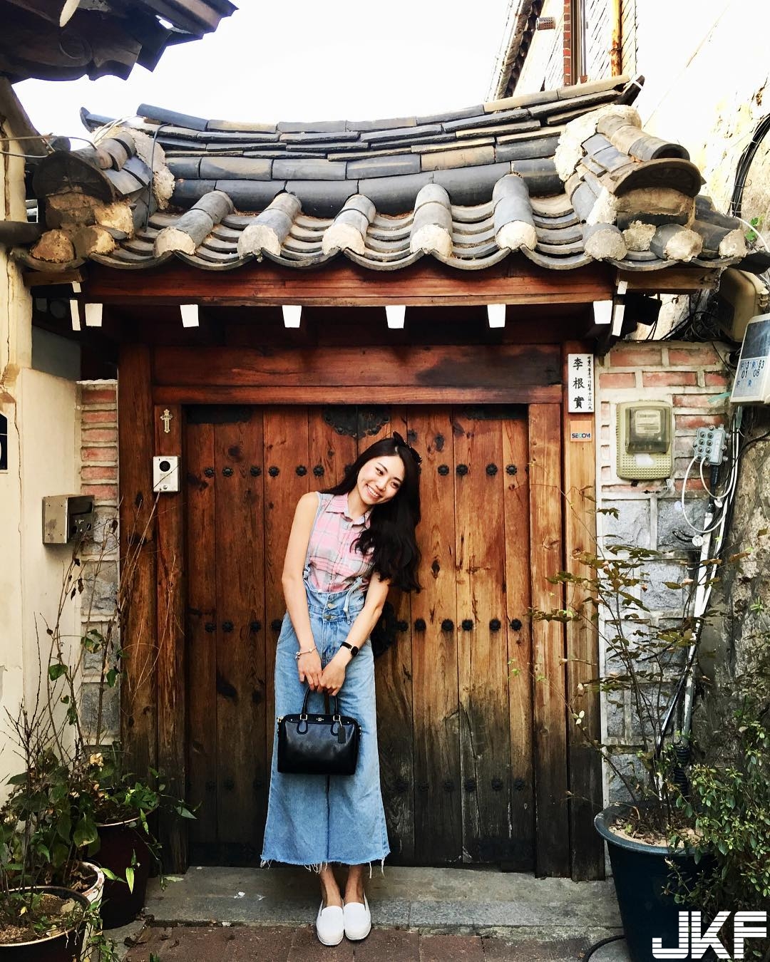 長榮空姐「深藏不露」豐滿好身材，「修長嫩腿+兇猛長輩」讓乘客不想下機！