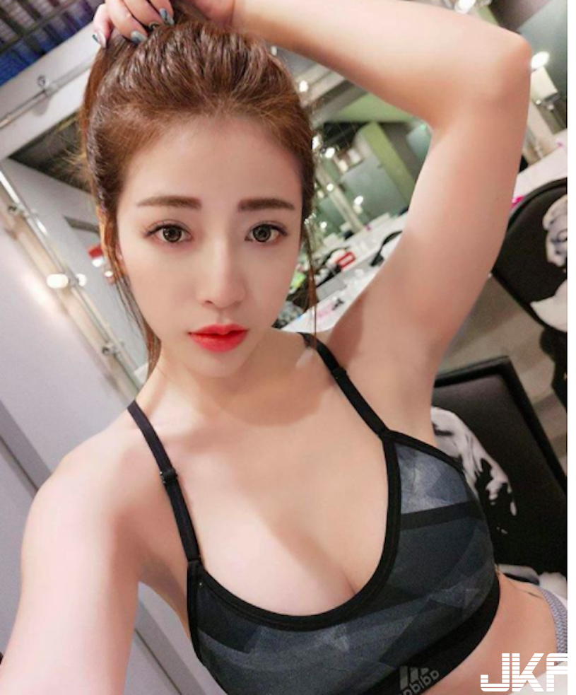 正妹自拍大露「爆乳事業線」，渾圓美乳超吸睛，養眼到極點啊！