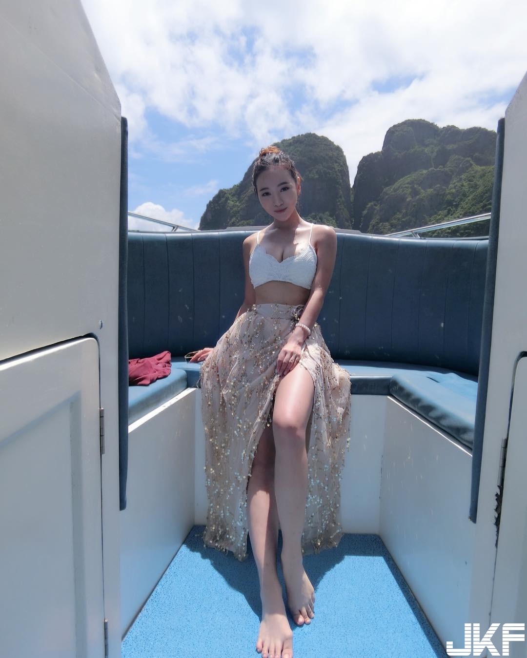 「性感女DJ」大露嫩乳！深V衣中路開開直到最底　白皙奶球直接見客！