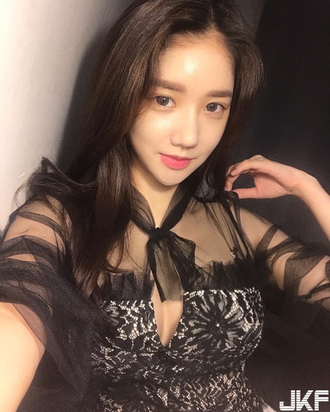 忍不住！「巨乳姊姊」過人乳量襯衫被撐破，猖狂程度逼人「掏槍應戰」啦！