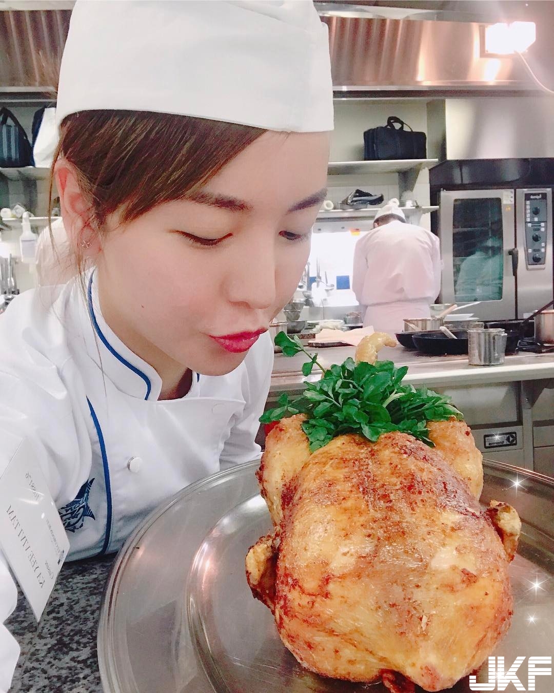 藍帶「正妹廚娘」甜美上菜！想吃廚師做的菜，廚師也是我的菜！