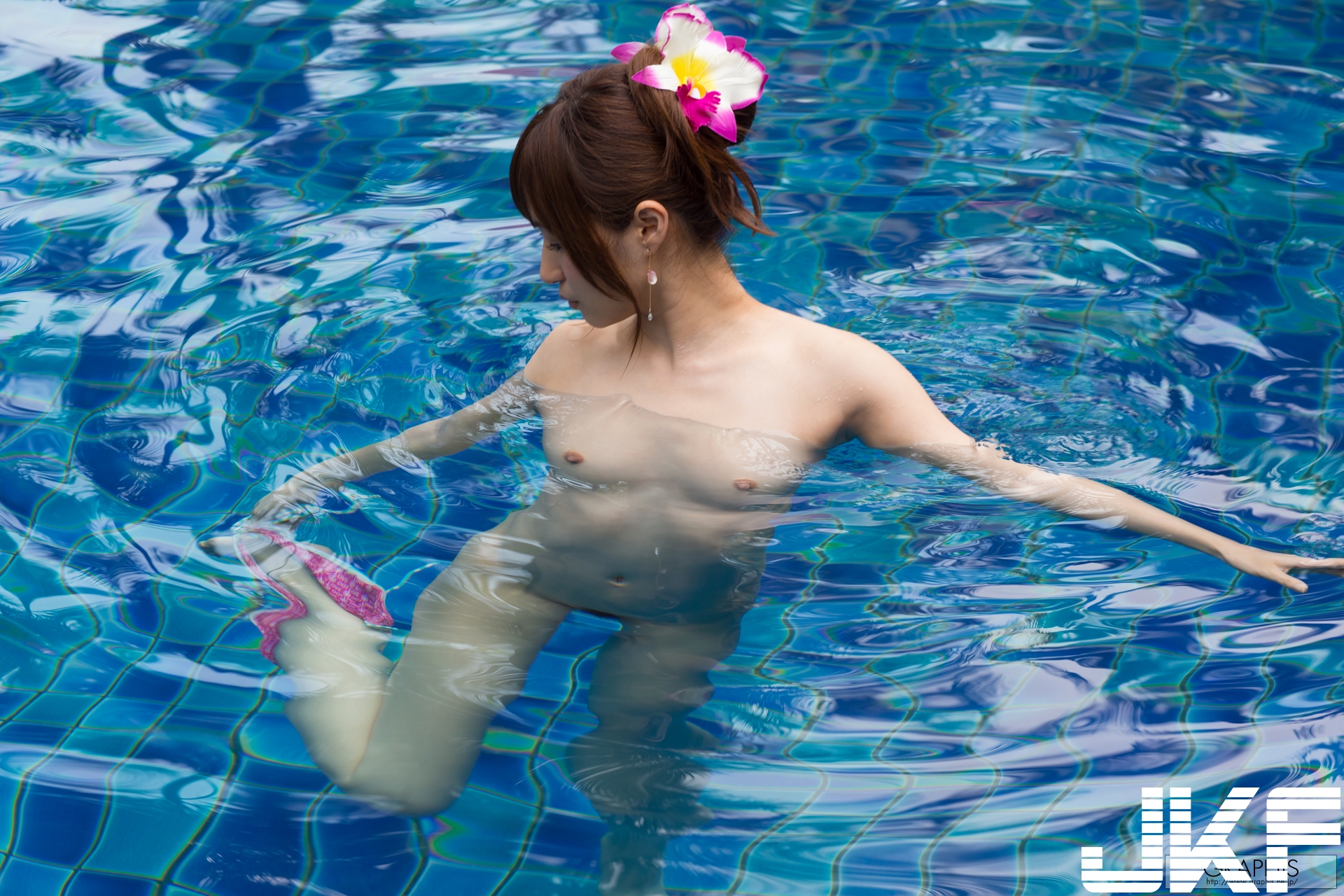 голая японка в бассейне фото 71