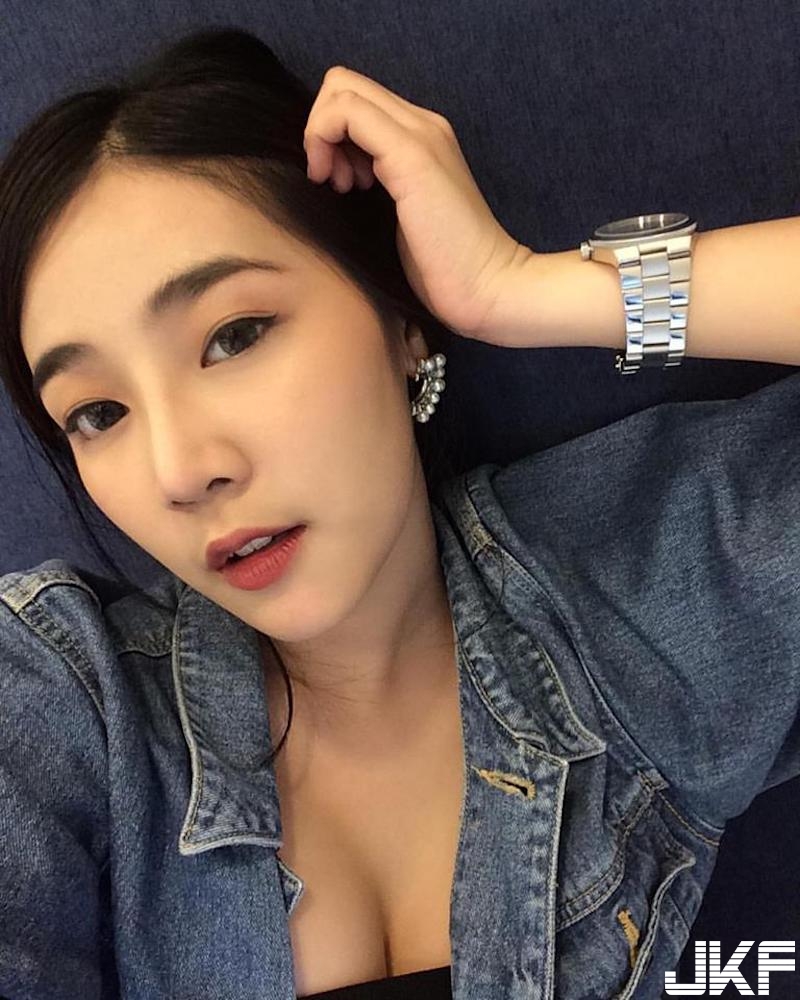 清純「美乳學生妹」！體育短褲完美包覆「渾圓翹臀」！白皙長腿也好優質啊！