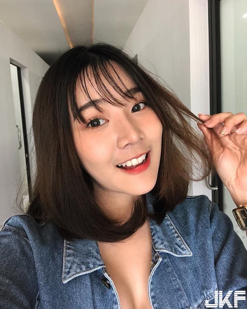 清純「美乳學生妹」！體育短褲完美包覆「渾圓翹臀」！白皙長腿也好優質啊！