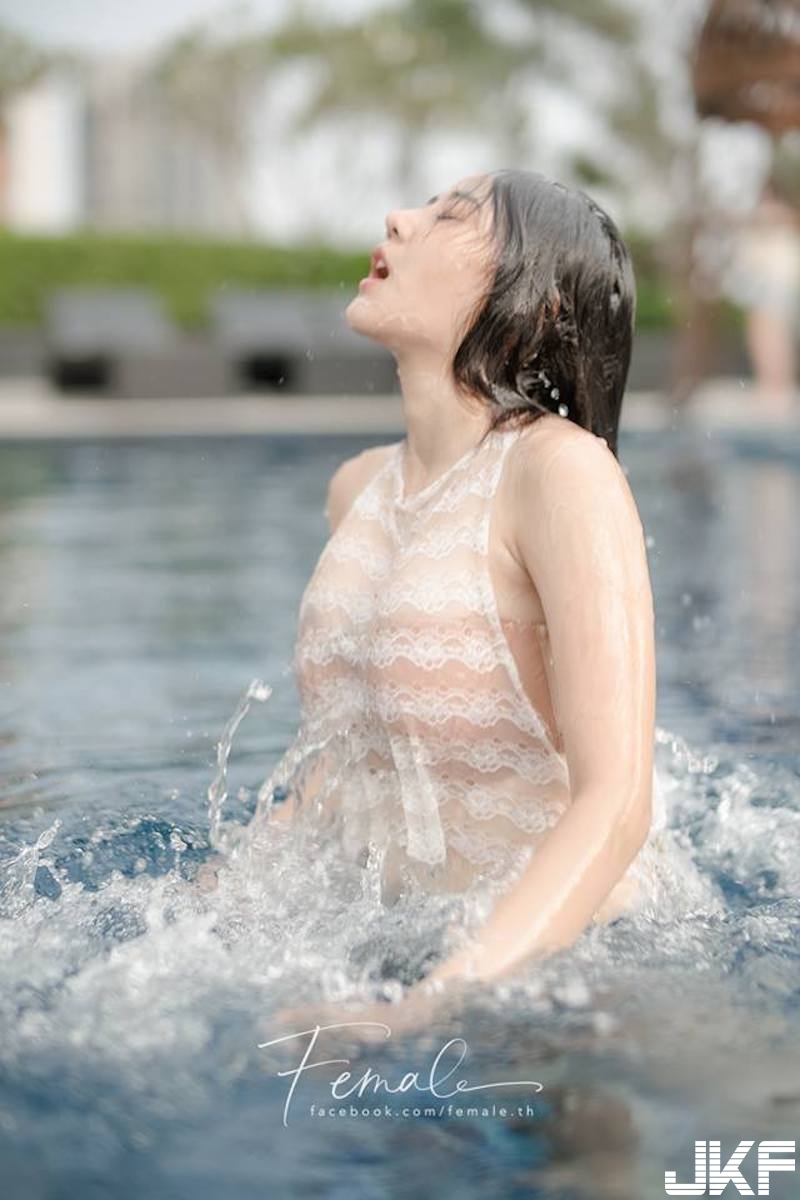 清純「美乳學生妹」！體育短褲完美包覆「渾圓翹臀」！白皙長腿也好優質啊！