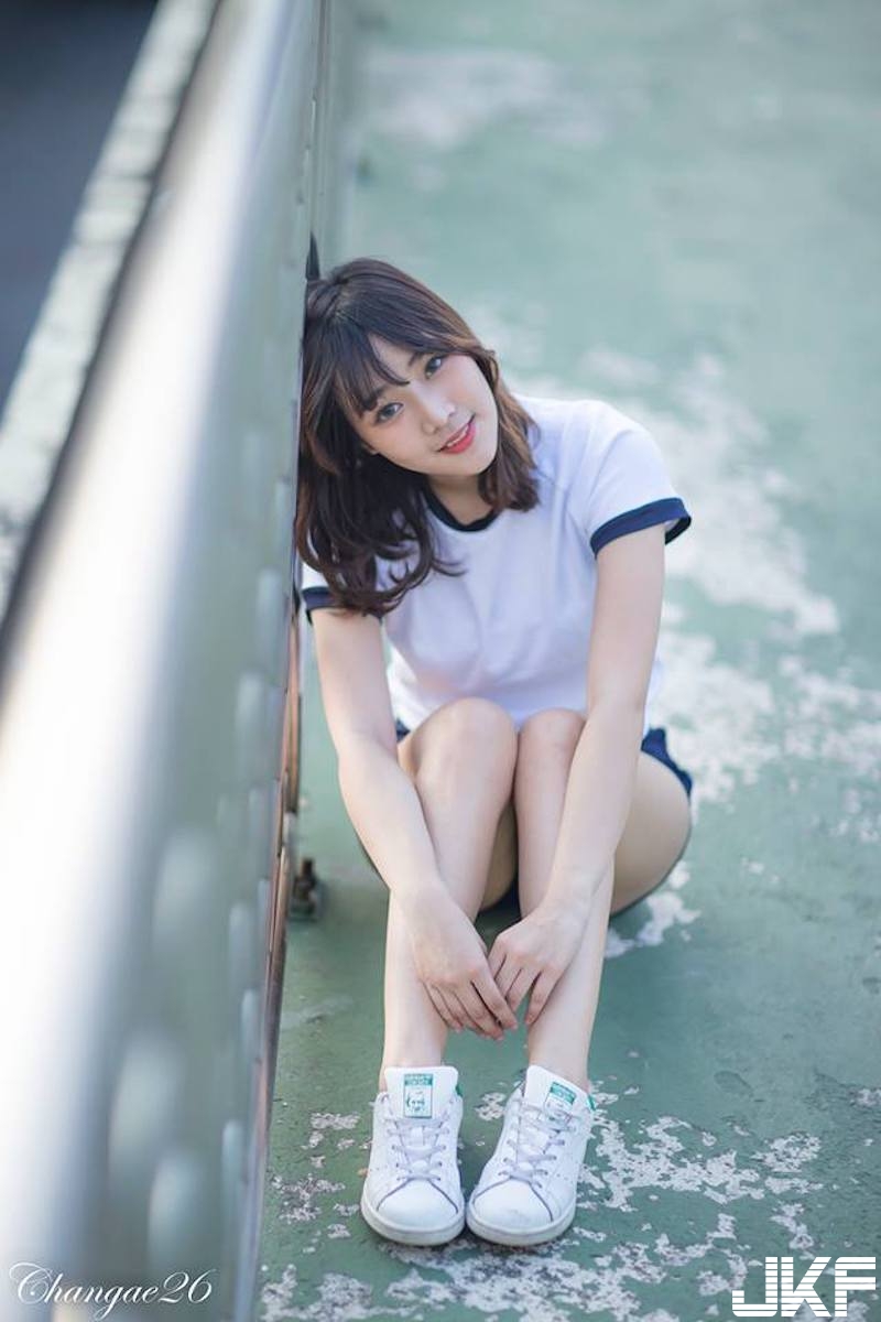 清純「美乳學生妹」！體育短褲完美包覆「渾圓翹臀」！白皙長腿也好優質啊！