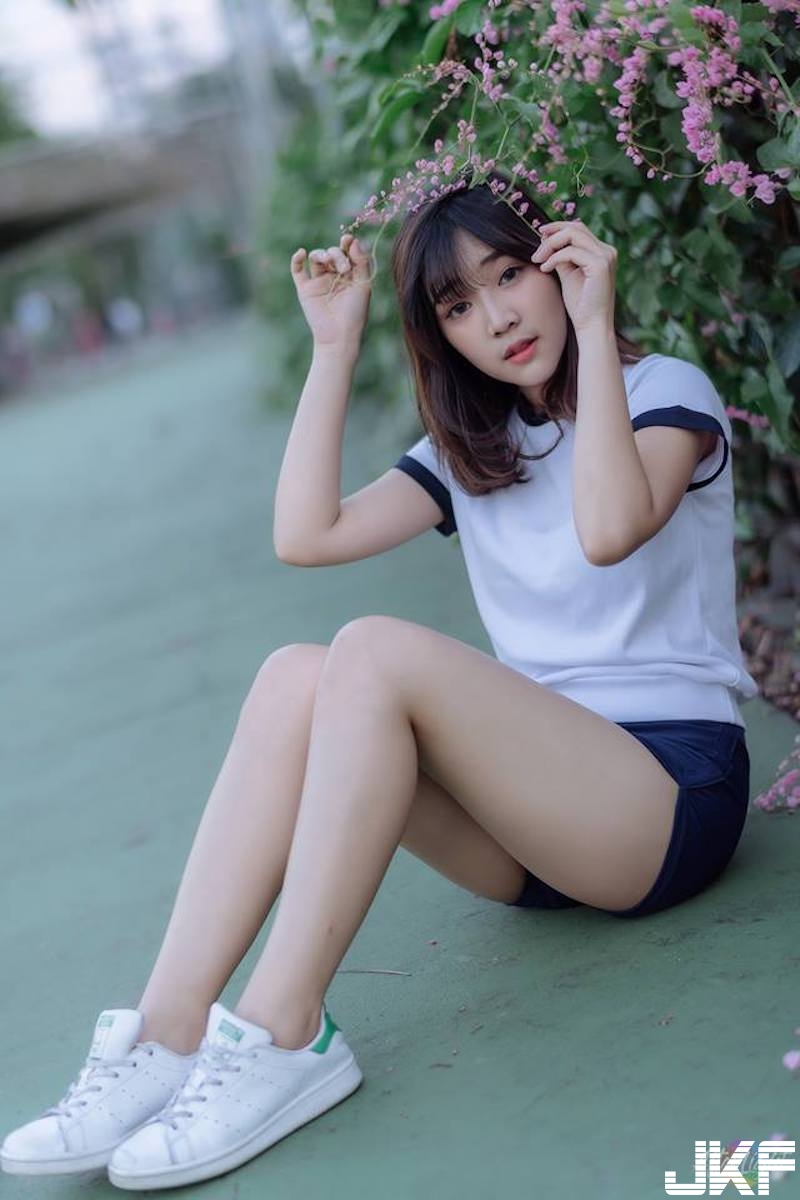 清純「美乳學生妹」！體育短褲完美包覆「渾圓翹臀」！白皙長腿也好優質啊！