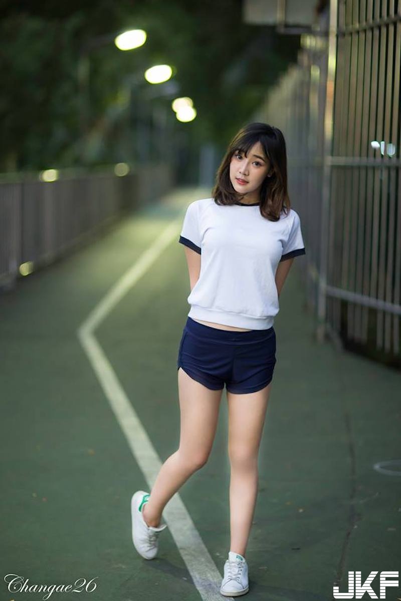 清純「美乳學生妹」！體育短褲完美包覆「渾圓翹臀」！白皙長腿也好優質啊！