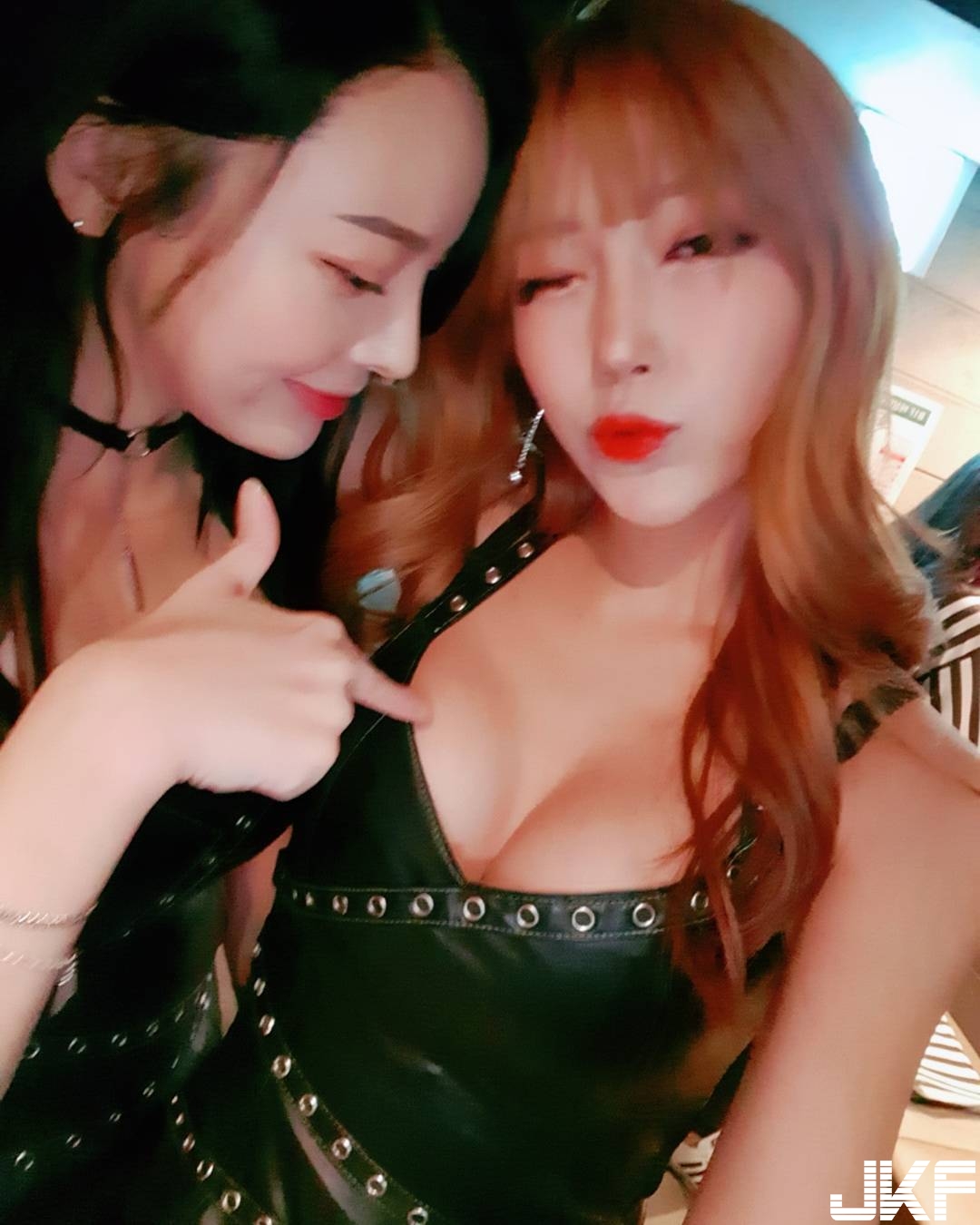 嗨翻啦！正妹「乳對乳」互玩戳戳樂！　「雙乳撞擊」震幅動盪到南半球…