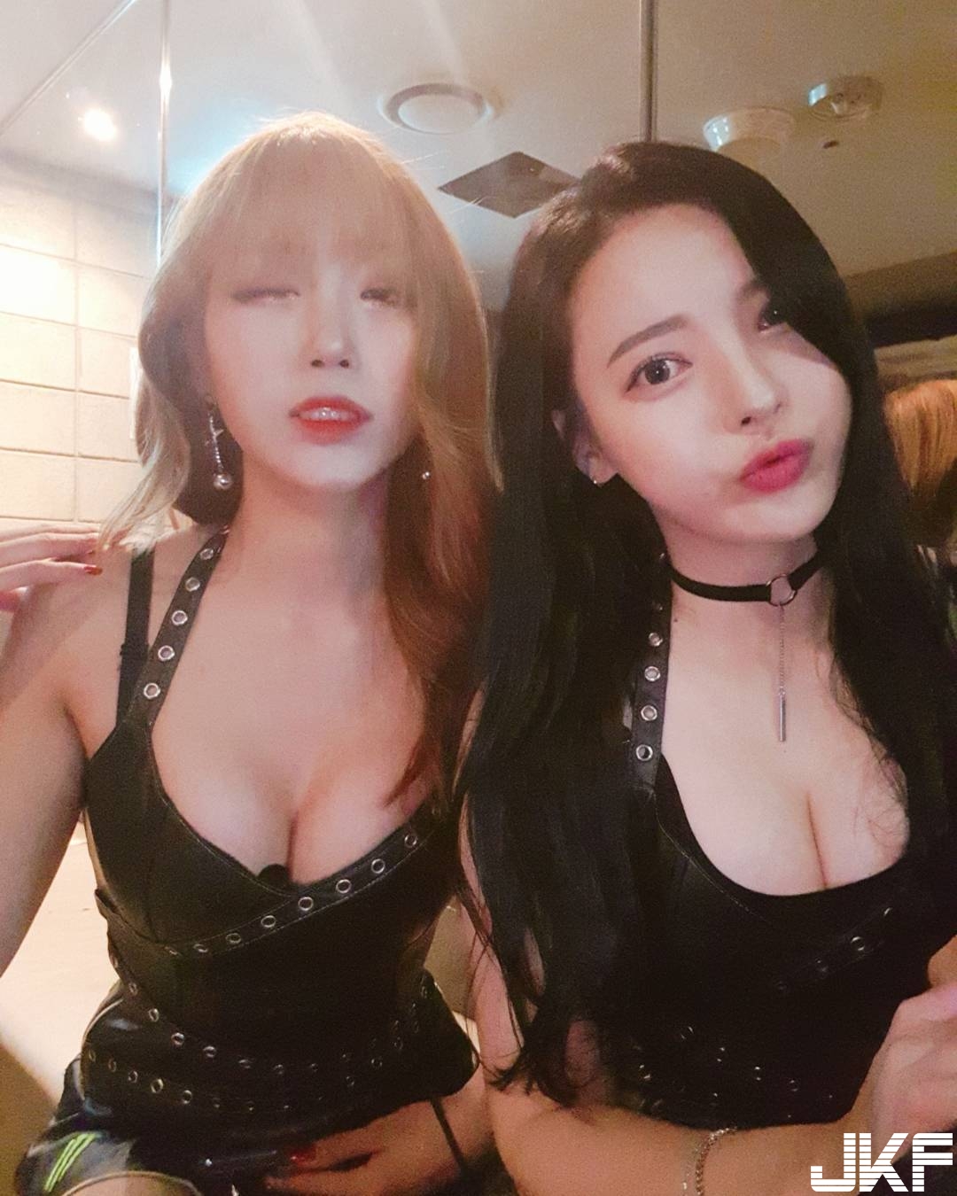 嗨翻啦！正妹「乳對乳」互玩戳戳樂！　「雙乳撞擊」震幅動盪到南半球…